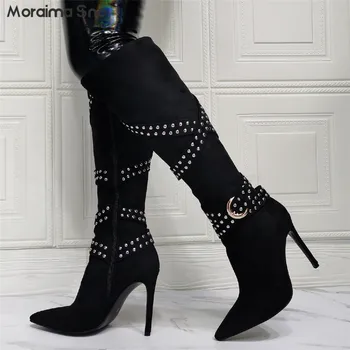 Персонализированные остроносые ботинки с заклепками и поясом, Черные замшевые женские ботинки большого размера на шпильке с острым носком, Модные повседневные ботинки длиной до колена